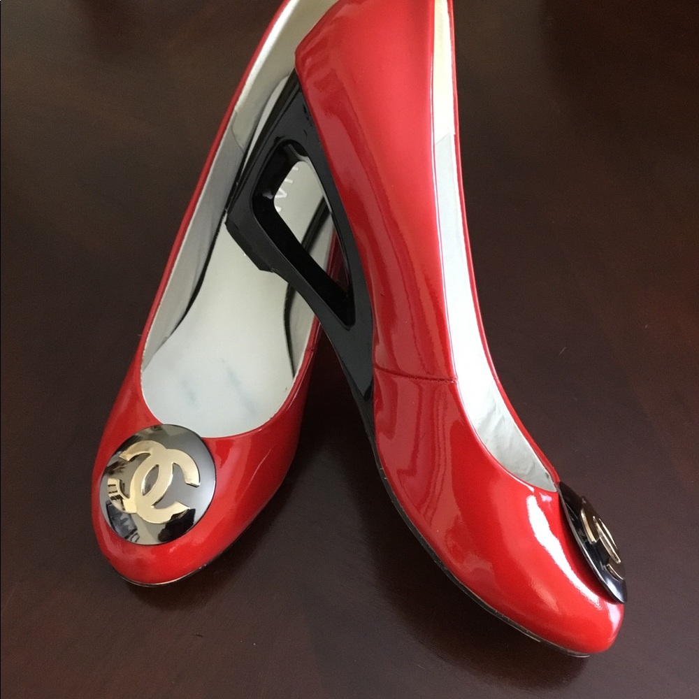 CHANEL Red Pumps LARGE METAL CC LOGO